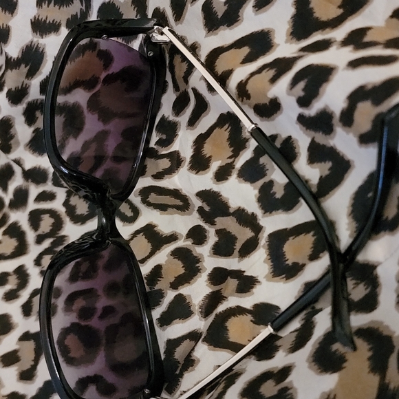 Steven Madden Sunglasses Black and Gold, Good Condition - Picture 4 of 4